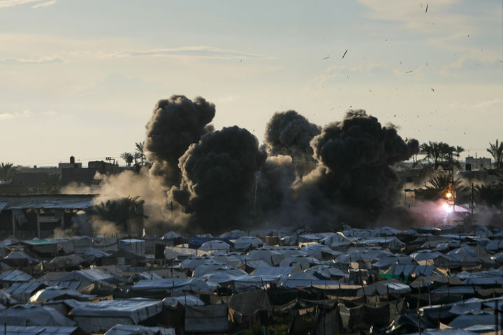 [데이르알발라=AP/뉴시스] 팔레스타인 가자지구로 가는 구호선박에 승선하려는 한국인 활동가가 외교부의 여권 반납 명령 처분에 대한 집행정지를 신청했으나 법원에서 기각됐다. 사진은 지난달 25일(현지 시간) 가자지구 중부 데이르알발라 팔레스타인 난민 텐트촌 인근에서 이스라엘의 공습으로 연기가 치솟고 있는 모습 2026.04.04.