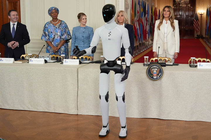[워싱턴=AP/뉴시스] 도널드 트럼프 미국 대통령 부인 멜라니아 여사가 25일(현지 시간) 백악관에서 열린 ‘함께 미래 키우기' 글로벌 정상회의에 참석해 미국 제조 휴머노이드 로봇 '피겨3'의 발언 모습을 지켜보고 있다. 2026.03.26.