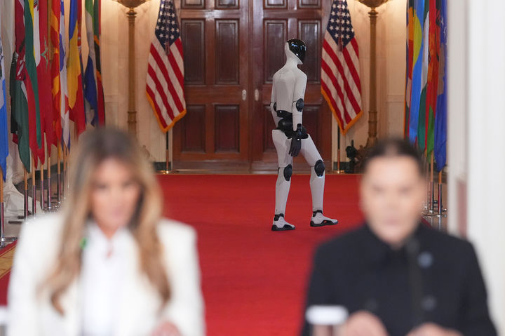 [워싱턴=AP/뉴시스] 미국 제조 휴머노이드 로봇 '피겨3'가 25일(현지 시간) 백악관에서 열린 ‘함께 미래 키우기' 글로벌 정상회의에 참석한 뒤 퇴장하고 있다. 앞줄 왼쪽은 도널드 트럼프 미국 대통령 부인 멜라니아 여사. 2026.03.26.