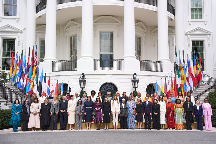 [워싱턴=AP/뉴시스] 도널드 트럼프 미국 대통령 부인 멜라니아 여사가 25일(현지 시간) 백악관에서 열린 ‘함께 미래 키우기' 글로벌 정상회의에 참석해 세계 각국 정상 영부인들과 기념촬영 하고 있다. 2026.03.26.