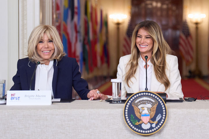 [워싱턴=AP/뉴시스] 도널드 트럼프 미국 대통령 부인 멜라니아(오른쪽) 여사가 25일(현지 시간) 백악관에서 열린 ‘함께 미래 키우기' 글로벌 정상회의에 참석해 브리지트 마크롱 프랑스 영부인과 손을 잡고 있다. 2026.03.26.