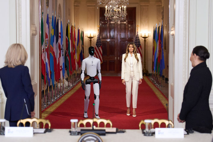 [워싱턴=AP/뉴시스] 도널드 트럼프 미국 대통령 부인 멜라니아 여사가 25일(현지 시간) 백악관에서 열린 ‘함께 미래 키우기' 글로벌 정상회의에 참석해 미국 제조 휴머노이드 로봇 '피겨3'과 함께 입장하고 있다. 2026.03.26.