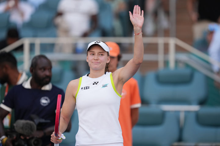 [마이애미가든스=AP/뉴시스] 엘레나 리바키나(2위·카자흐스탄)가 25일(현지 시간) 미 플로리다주 마이애미가든스에서 열린 여자프로테니스(WTA) 투어 마이애미 오픈 8강전에서 제시카 페굴라(5위·미국)를 꺾은 뒤 세리머니하고 있다. 리바키나가 2-1(2-6 6-3 6-4)로 승리하고 4강에 진출했다. 2026.03.25.