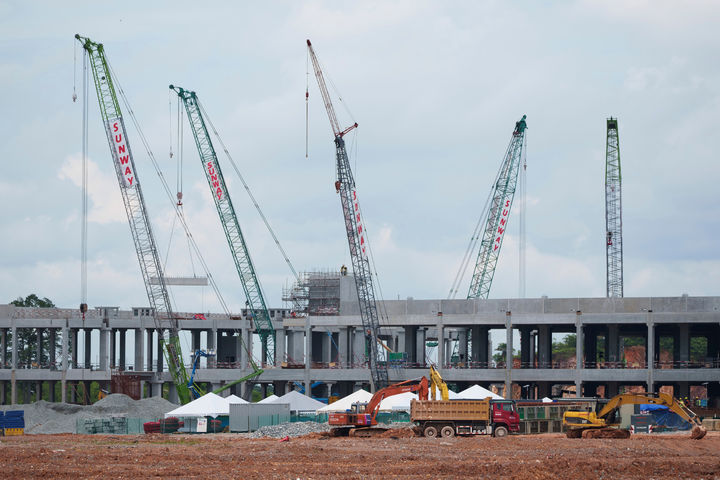 [세데낙 테크 파크(말레이시아)=AP/뉴시스]말레이시아 조호르주의 세데낙 테크 파크에 2024년 9월27일 인공지능(AI) 데이터센터 건설 작업이 이뤄지고 있다. 동남아시아 국가들이 AI 중심의 데이터센터 경쟁으로 급증하는 에너지 수요에 대비하고 이란 전쟁에 따른 에너지 공급 불안에 대비하기 위해 다시 원자력 발전에 주목하고 있다. 2026.03.26.