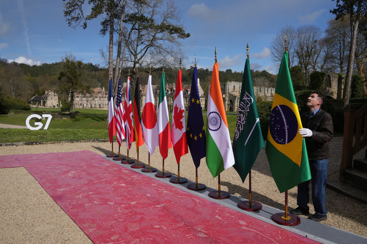 [파리=AP/뉴시스] 26일(현지 시간) 프랑스 파리 외곽 세르네라빌의 보드세르네 수도원에서 한 남성이 주요 7개국(G7) 외교장관 회의 시작에 앞서 참석국들의 국기를 설치하고 있다. 2026.03.27.