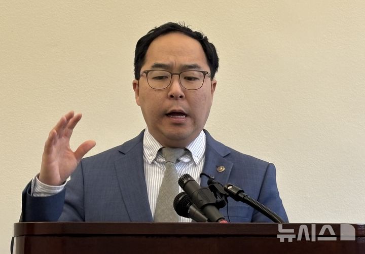 [워싱턴=뉴시스]이윤희 특파원 = 앤디 김(민주·뉴저지) 미국 상원의원이 25일(현지 시간) 미 워싱턴DC 상원 건물에서 특파원들과 만나 발언하고 있다. 2026.03.26.