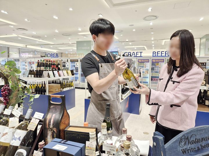 [부산=뉴시스] 롯데 광복점은 오는 27일부터 4월5일까지 백화점 지하1층 특설매장에서 종합 주류 대축제 '주락(酒樂)펴락' 행사를 개최한다고 26일 밝혔다. (사진=롯데백화점 제공) 2026.03.26. photo@newsis.com *재판매 및 DB 금지