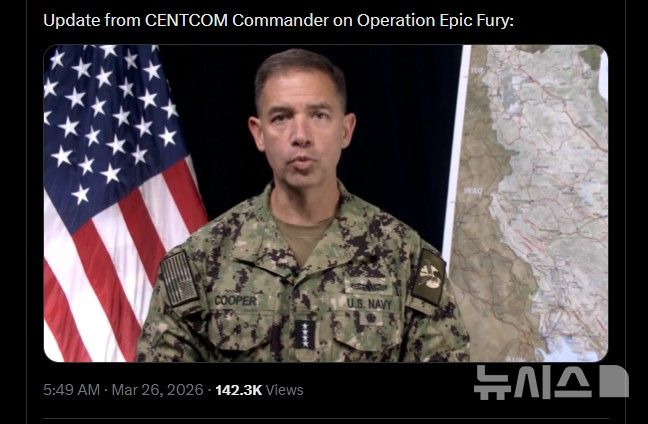 [서울=뉴시스] 브래드 쿠퍼 중부사령부 사령관은 25일(현지시간) 소셜미디어 엑스(X·옛 트위터)에 5차 전황 브리핑 영상 연설을 올렸다. 사진은 쿠퍼 사령관. (사진 = 미 중부사령부 엑스 갈무리) 2026.03.26 photo@newsis.com