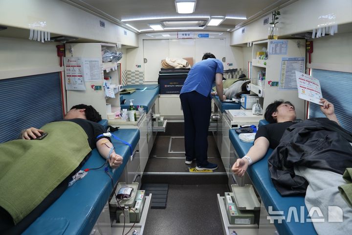 [군포=뉴시스] 한세대가 최근 ‘사랑의 헌혈 운동’을 벌인 가운데 학생들이 헌혈에 참여하고 있다. (사진=한세대 제공).2026.03.26. photo@newsis.com *재판매 및 DB 금지