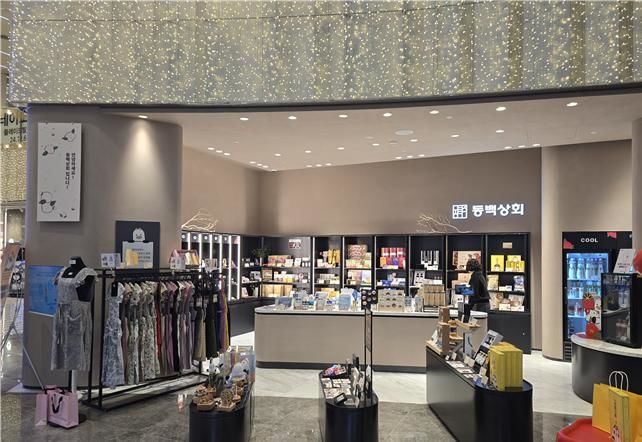 [부산=뉴시스] 부산 신세계 백화점에 마련된 '동백상회' 모습(사진=부산시 제공) 2026.03.26. photo@newsis.com *재판매 및 DB 금지