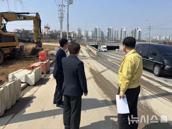[시흥=뉴시스] 박승삼 부시장이 자연 재난에 선제적으로 대응하기 위해 정왕지하차도를 점검하고 있다. (사진=시흥시 제공). 2026.03.26. photo@newsis.com *재판매 및 DB 금지
