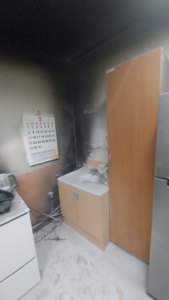 인천 남동구 간석동 중학교 화재현장. (사진=인천소방본부 제공) 2026.03.26. photo@newsis.com *재판매 및 DB 금지