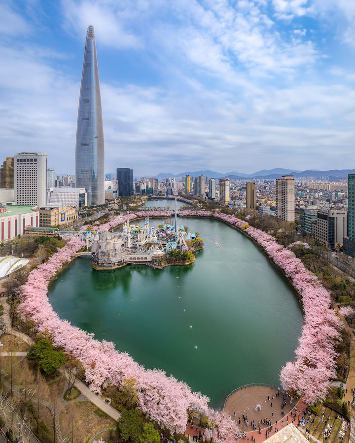 [서울=뉴시스] 석촌호수와 롯데월드타워 전경. (사진=롯데물산 제공) *재판매 및 DB 금지