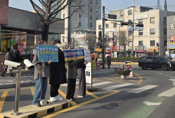 [광명=뉴시스] 광명시청 직원들이 25일 시청 정문에서 승용차요일제 홍보 캠페인을 벌이고 있다. (사진=광명시 제공) 2026.03.26. photo@newsis.com *재판매 및 DB 금지