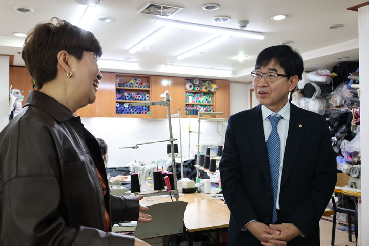 [서울=뉴시스] 서울 종로구 창신동 의류제조 집적지 현장을 방문한 인태연(오른쪽) 소상공인시장진흥공단 이사장. (사진=소상공인시장진흥공단 제공) 2026.03.26. photo@newsis.com *재판매 및 DB 금지