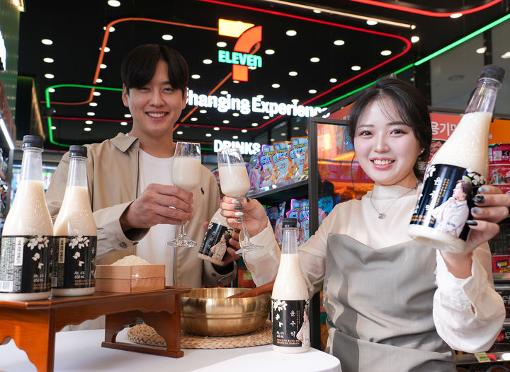 편의점 세븐일레븐이 스타 셰프와 손잡고 프리미엄 막걸리 '윤주막'을 출시했다고 26일 밝혔다. *재판매 및 DB 금지