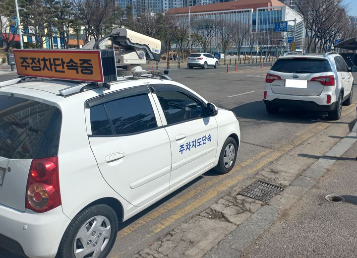 부천시 주정차 단속 차량 운행 모습. (사진=부천시 제공) photo@newsis.com *재판매 및 DB 금지