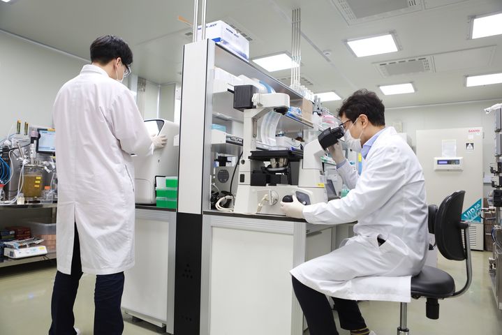 [서울=뉴시스] SK케미칼 연구원이 오픈이노베이션 기반 신약 후보물질 분석을 진행하고 있다. (사진=SK케미칼 제공) 2026.03.26. photo@newsis.com *재판매 및 DB 금지