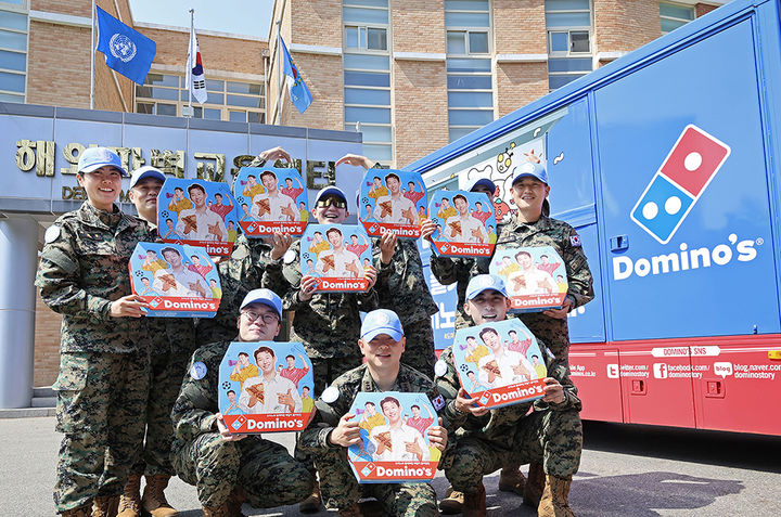 [서울=뉴시스] 도미노피자, '한빛부대'에 파티카로 피자 전달.(사진=도미노피자) *재판매 및 DB 금지