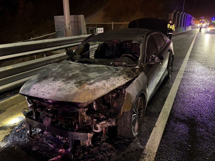 [대구=뉴시스] 25일 오후 11시41분께 대구 동구 둔산동 대구외곽순환도로 동대구 방면을 달리던 K7 차량 엔진룸에서 화재가 발생했다. (사진=대구동부소방서 제공) 2026.03.26. photo@newsis.com *재판매 및 DB 금지