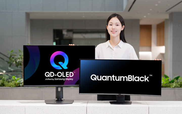 삼성디스플레이만의 독보적인 저반사·고강도 필름 '퀀텀 블랙(QuantumBlack™)을 적용한 '26년 QD-OLED 모니터 신제품을 모델이 소개하고 있다.(사진제공=삼성디스플레이) *재판매 및 DB 금지
