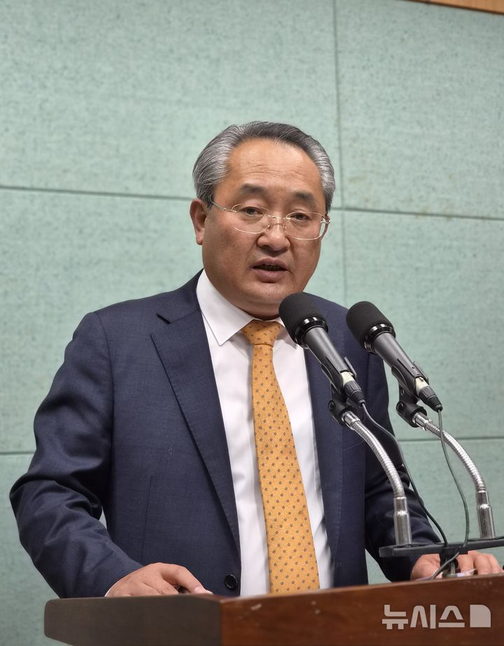 [전주=뉴시스] 김민수 기자= 전북지사에 나선 무소속 김성수 예비후보가 26일 전북자치도의회에서 전북 금융중심지 관련 정책을 설명하고 있다. 2026.03.26 *재판매 및 DB 금지