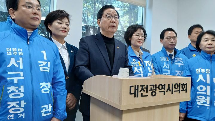 [대전=뉴시스] 조명휘 기자 = 대전시장 선거에 도전하는 더불어민주당 장종태(서구갑) 의원이 26일 대전시의회 기자실에서 교통공약을 발표하고 있다. 2026.03.26. photo@newsis.com *재판매 및 DB 금지