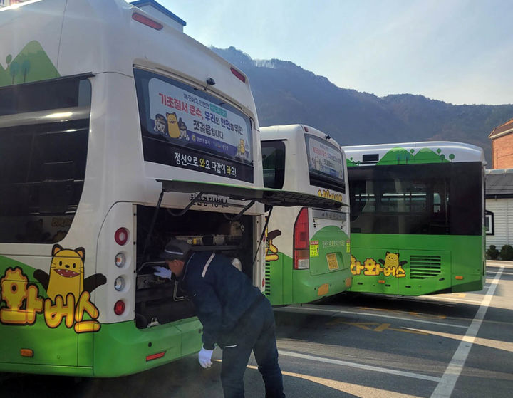 정선군이 정선공영버스터미널에서 공영버스 전 차량 37대를 대상으로 1분기 차량 집중 점검을 실시하고 있다.(사진=정선군 제공) *재판매 및 DB 금지