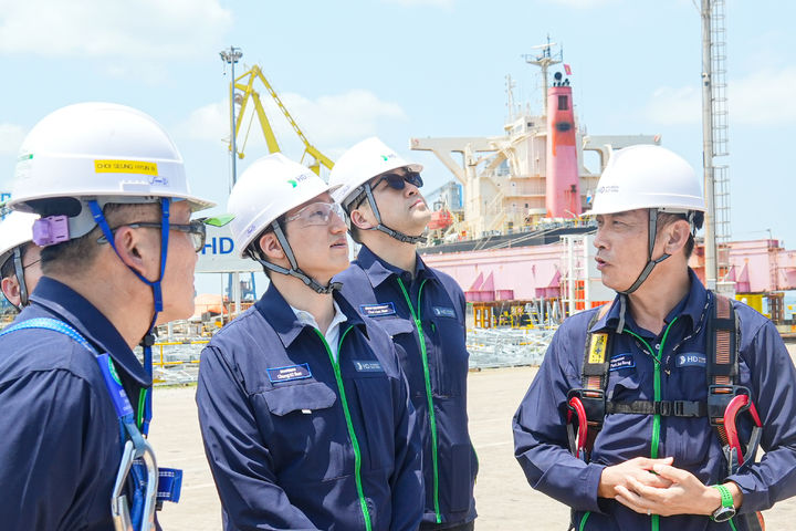 [서울=뉴시스] 정기선 HD현대 회장이 25일 베트남 HD현대에코비나를 찾아 현장 설비와 안전 시설물을 점검하는 모습. (사진=HD현대) 2026.03.26. photo@newsis.com  *재판매 및  DB  금지 *재판매 및 DB 금지