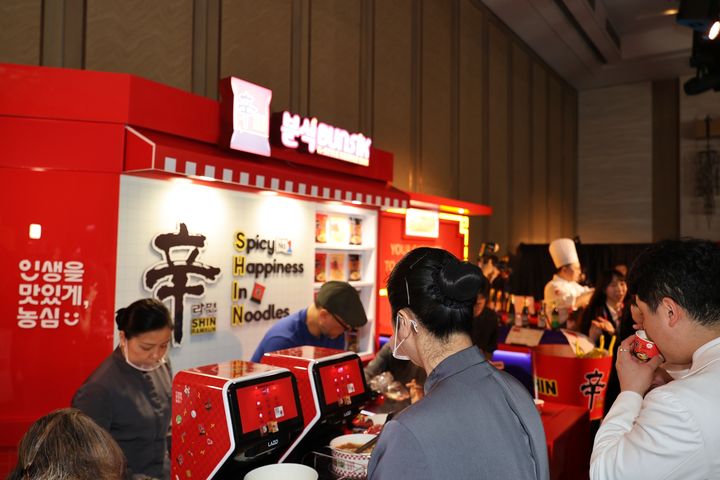 [서울=뉴시스] 농심 2026 아시아 50 베스트 레스토랑 신라면 분식 부스(사진=농심) *재판매 및 DB 금지