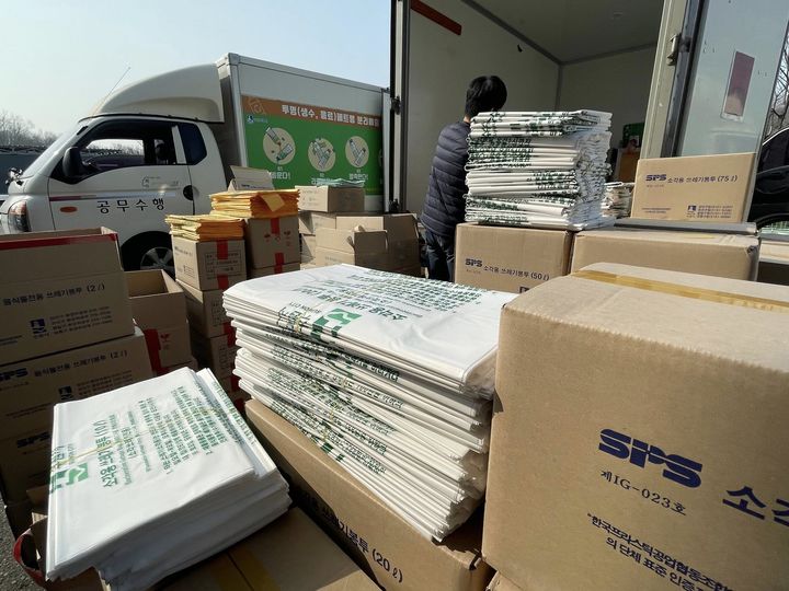 [수원=뉴시스] 경기 수원시 종량제봉투가 가득 실린 화물차에서 직원이 대량의 봉투를 하역하고 있다. (사진=수원시 제공) 2026.03.26. photo@newsis.com *재판매 및 DB 금지