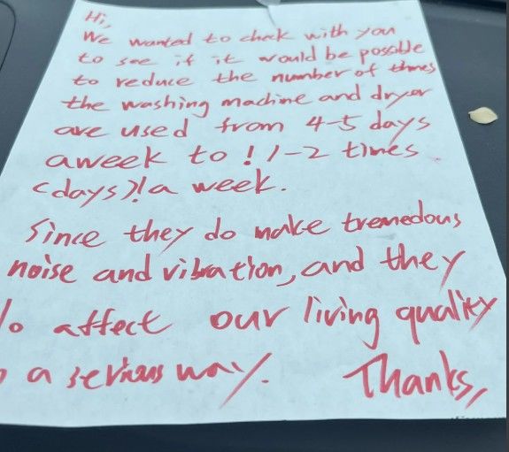 [서울=뉴시스]영국의 한 아파트에서 층간 소음 문제를 두고 이웃에게 황당한 요구를 받았다는 사연이 온라인상에서 화제다. (사진=레딧 캡처) *재판매 및 DB 금지