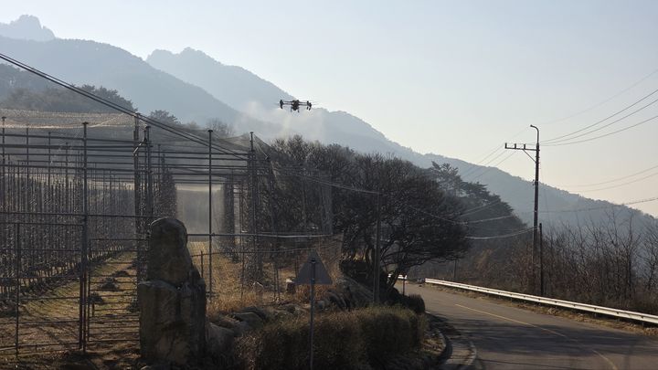 [산청=뉴시스] 산청군 드론 활용 동계 정밀 방제 (사진=산청군 제공) 2026. 03. 26. photo@newsis.com *재판매 및 DB 금지