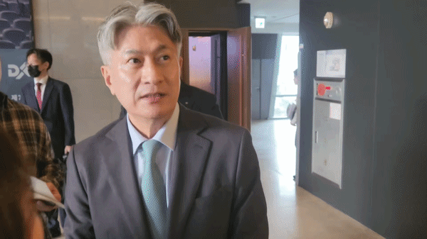 [서울=뉴시스] 유희석 기자= 장세욱 동국제강그룹 부회장이 26일 오전 서울 중구 페럼타워 본사에서 열린 동국홀딩스 정기 주주총회 후 기자들과 만나, 주주환원과 신사업 계획 등에 대해 설명하고 있다. 2026.03.26 photo@newsis.com