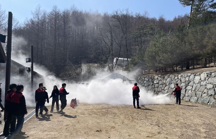 [횡성=뉴시스] 산불과 화재 대응을 위해 횡성숲체원과 둔내 119안전센터가 합동 소방훈련을 진행하고 있다. (사진=횡성군 제공) 2026.03.26. photo@newsis.com *재판매 및 DB 금지