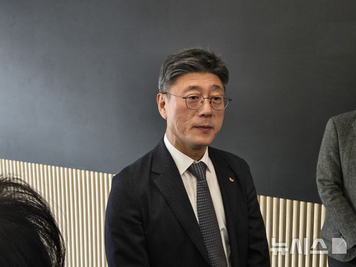 [서울=뉴시스] SK텔레콤이 26일 서울 을지로 본사 T타워에서 제42기 정기주주총회를 개최했다. 사진은 주총 직후 정재헌 SK텔레콤 사장이 취재진과 만나 질문에 답변하는 모습. 2026.03.26. hsyhs@newsis.com