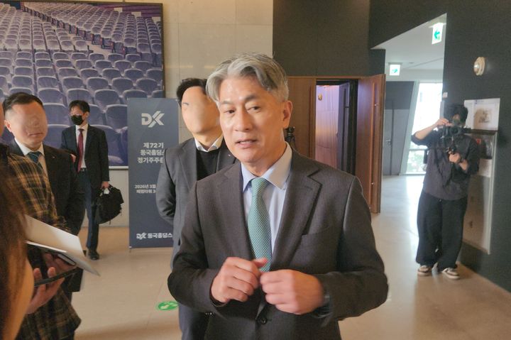 [서울=뉴시스] 유희석 기자= 장세욱 동국제강그룹 부회장이 26일 오전 서울 중구 페럼타워 본사에서 열린 동국홀딩스 정기 주주총회 후 기자들과 만나, 주주환원과 신사업 계획 등에 대해 설명하고 있다. 2026.03.26 photo@newsis.com *재판매 및 DB 금지