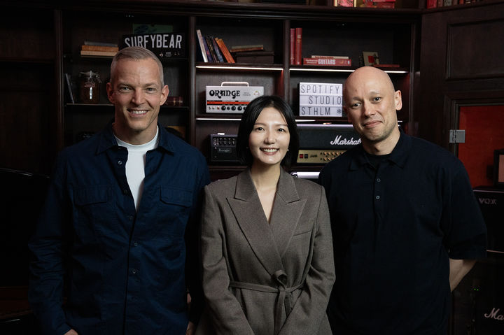 [서울=뉴시스] 네이버는 최수연 대표(가운데)가 지난 25일부터 양일간 스웨덴 스톡홀름 스포티파이 본사에서 알렉스 노스트롬(오른쪽), 구스타브 소더스트롬 스포티파이 공동 최고경영자(CEO)를 만났다고 26일 밝혔다. (사진=네이버 제공) *재판매 및 DB 금지