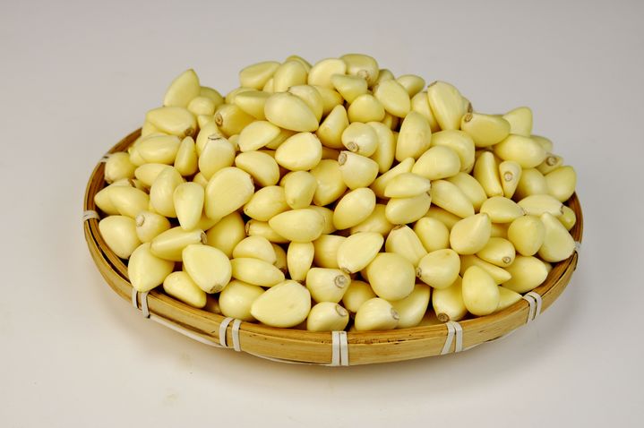 [서울=뉴시스] 지난 23일(현지시각) 미국 건강매체 베리웰헬스는 마늘이 지닌 4가지 효능을 보도했다. 이 매체는 마늘이 고혈압 방지, 콜레스테롤 감소, 암 예방, 면역력 강화에 효과적이라고 설명했다. (사진=유토이미지)