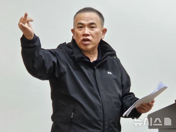 [청주=뉴시스] 이도근 기자= 정치브로커 명태균씨가 26일 충북 청주시 상당구 문화동 충북도청 브리핑룸에서 신용한 더불어민주당 충북지사 예비후보의 정치 공작 주장에 반박하는 기자회견을 하고 있다. 2026.03.26. nulha@newsis.com 