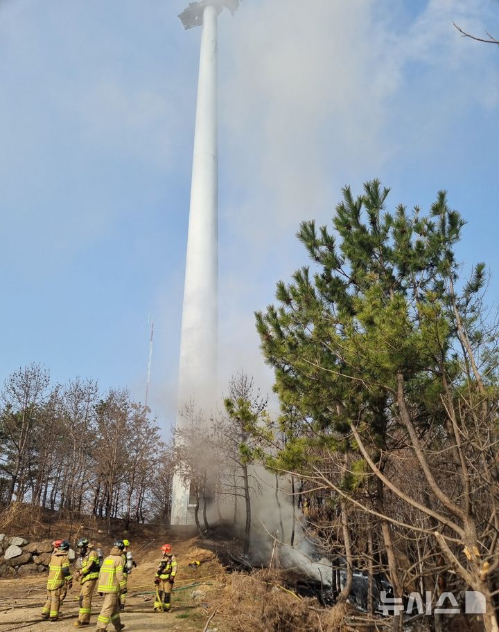 [영덕=뉴시스] 안병철 기자 = 26일 오전 8시47분께 경북 영덕군 영덕읍 창포리 풍력발전단지 19호기에서 길이 40m의 블레이드 1개가 약 80m 높이의 발전기 본체에서 분리돼 지상으로 떨어졌다. (사진=독자 제공) 2026.03.26. photo@newsis.com