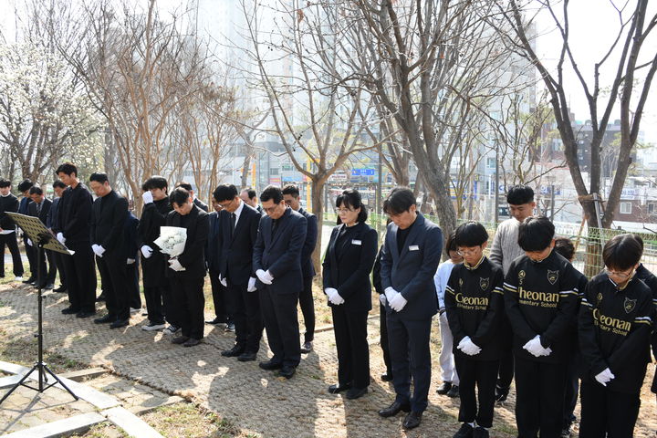 [천안=뉴시스] 최영민 기자=26일 천안초등학교 운동장에서 축구부 화재 참사 23주기 추모식이 열렸다. 2026.03.26 ymchoi@newsis.com *재판매 및 DB 금지