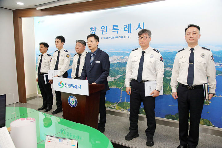 [창원=뉴시스] 강경국 기자 = 이상기 경남 창원소방본부장이 26일 창원시청 프레스센터에서 정례 브리핑을 하고 있다. (사진=창원시청 제공). 2026.03.26. photo@newsis.com *재판매 및 DB 금지