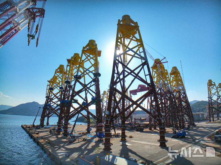 [고성(경남)=뉴시스] 신정철 기자= 세계 최고 수준의 해상풍력 하부구조물 제작 역량을 보유한 SK오션플랜트가 ‘해상풍력 보급 촉진 및 산업 육성에 관한 특별법’이 시행되면서 세계시장에서 주목받고 있다. 사진은 SK오션플랜트가 제작한 세계 최대 규모 해상풍력 하부구조물(재킷)이 경남 고성군 소재 SK오션플랜트 사업장에 도열해 있다.(사진=SK오션플랜트 제공).2026.03.26. photo@newsis.com *재판매 및 DB 금지