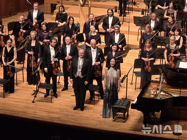 [서울=뉴시스] 조기용 기자 = 지난 25일 서울 서초구 예술의전당에서 열린 '사카리 오라모 & BBC 심포니 오케스트라 with 손열음'에서 손열음과 악단이 버르토크의 피아노 협주곡 제3번을 협연했다. 2026.03.26. excuseme@newsis.com