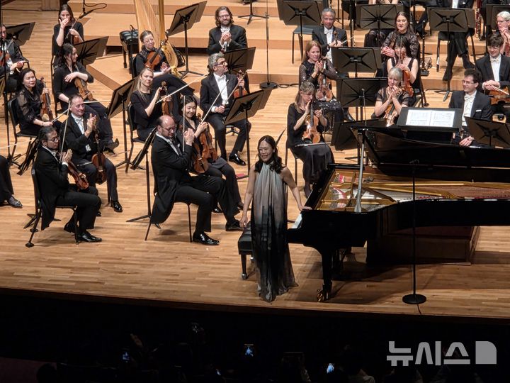 [서울=뉴시스] 조기용 기자 = 지난 25일 서울 서초구 예술의전당에서 열린 '사카리 오라모 & BBC 심포니 오케스트라 with 손열음'에서 손열음과 악단이 버르토크의 피아노 협주곡 제3번을 협연했다. 2026.03.26. excuseme@newsis.com