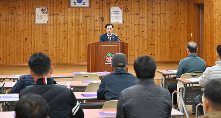 [창녕=뉴시스] 설명회에 참석한 성낙인 군수가 농작업 사고 예방의 중요성을 강조하고 있다. (사진= 창녕군 제공) 2026.03.26. photo@newsis.com *재판매 및 DB 금지