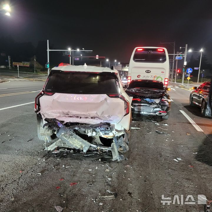 [제주=뉴시스] 25일 오후 9시33분께 제주시 봉개동 교차로에서 차량 4대와 버스가 충돌하는 사고가 발생해 경찰과 소방당국이 수습에 나서고 있다. (사진=제주소방안전본부 제공) 2026.03.26. photo@newsis.com