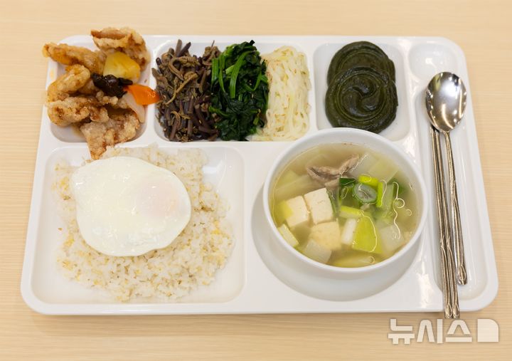 [서울=뉴시스] 청와대 구내식당 안중근 순국 116주기·천안함 16주기 특별 오찬. (사진=청와대 제공) 2026.03.26