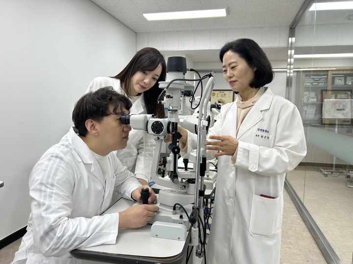 [서울=뉴시스]춘해보건대학교 안경광학과 김현우, 김주연씨. (사진 = 한국전문대학교육협의회) 2026.03.26. photo@newsis.com *재판매 및 DB 금지